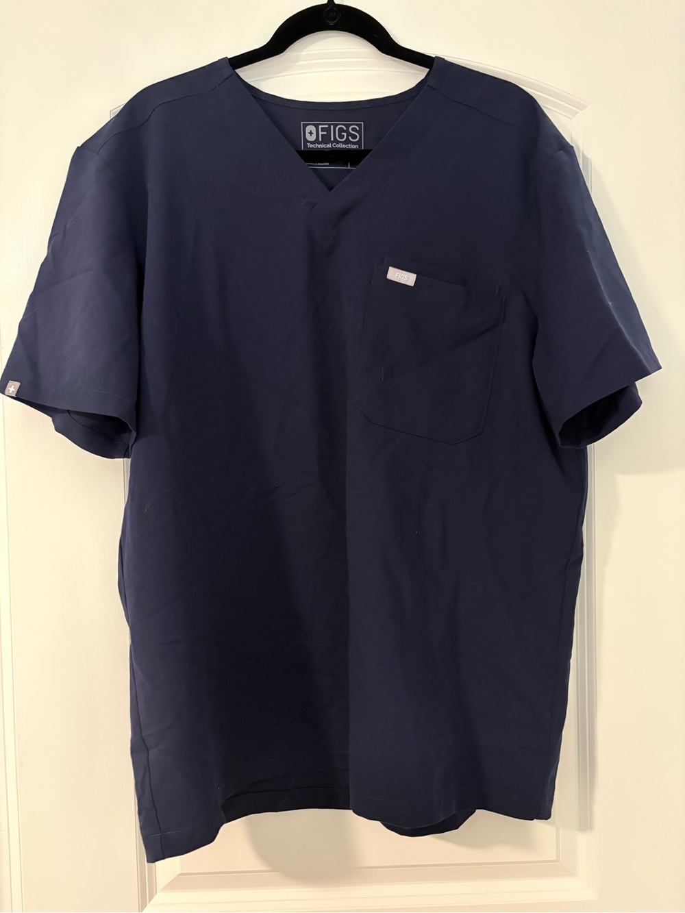 LIKE NEW! FIGS Mens Leon Three-Pocket Scrub Top - Navy